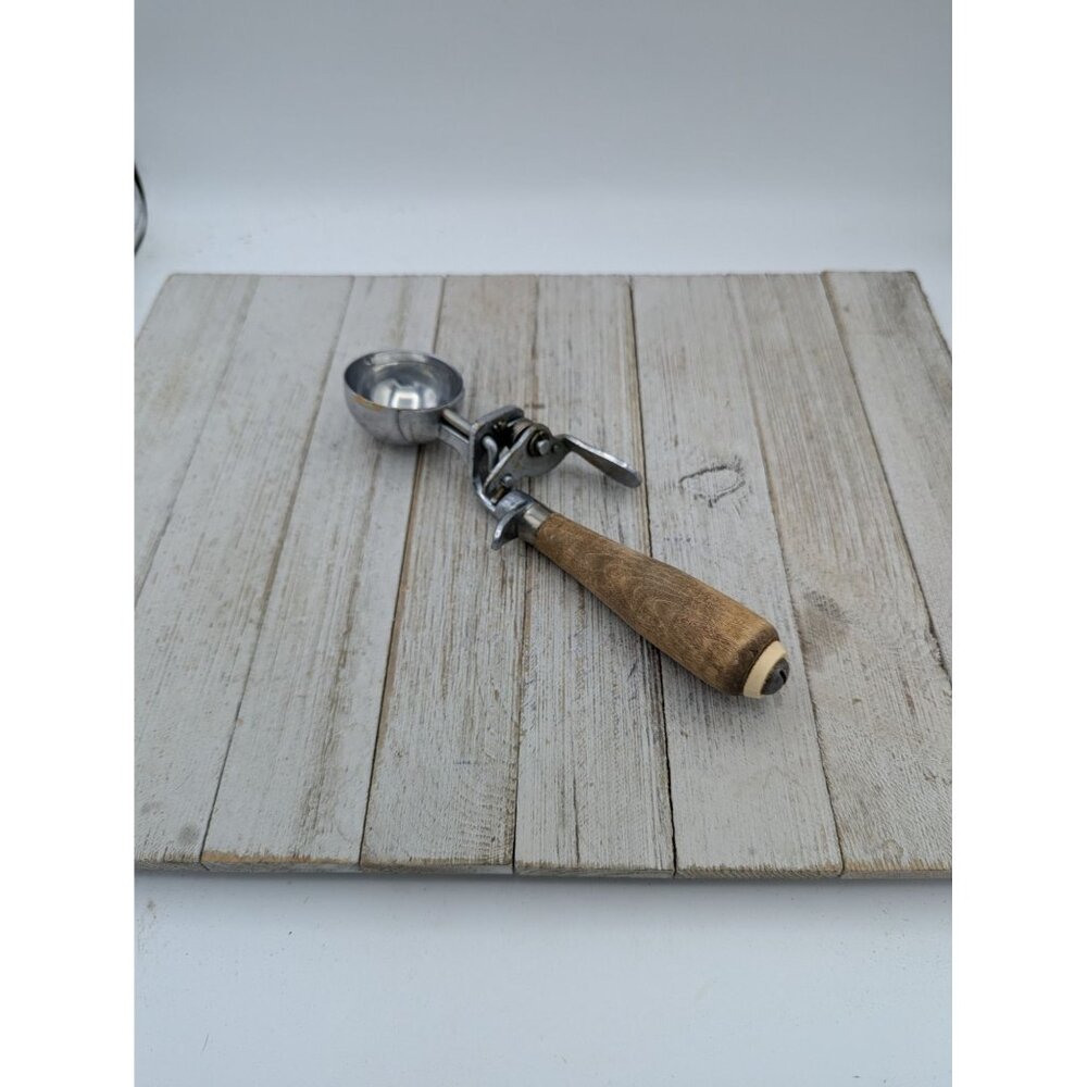Vintage Benedict Indestructo Size 24 Wood Handle Ice Cream Scoop 2" Scoop No. 14